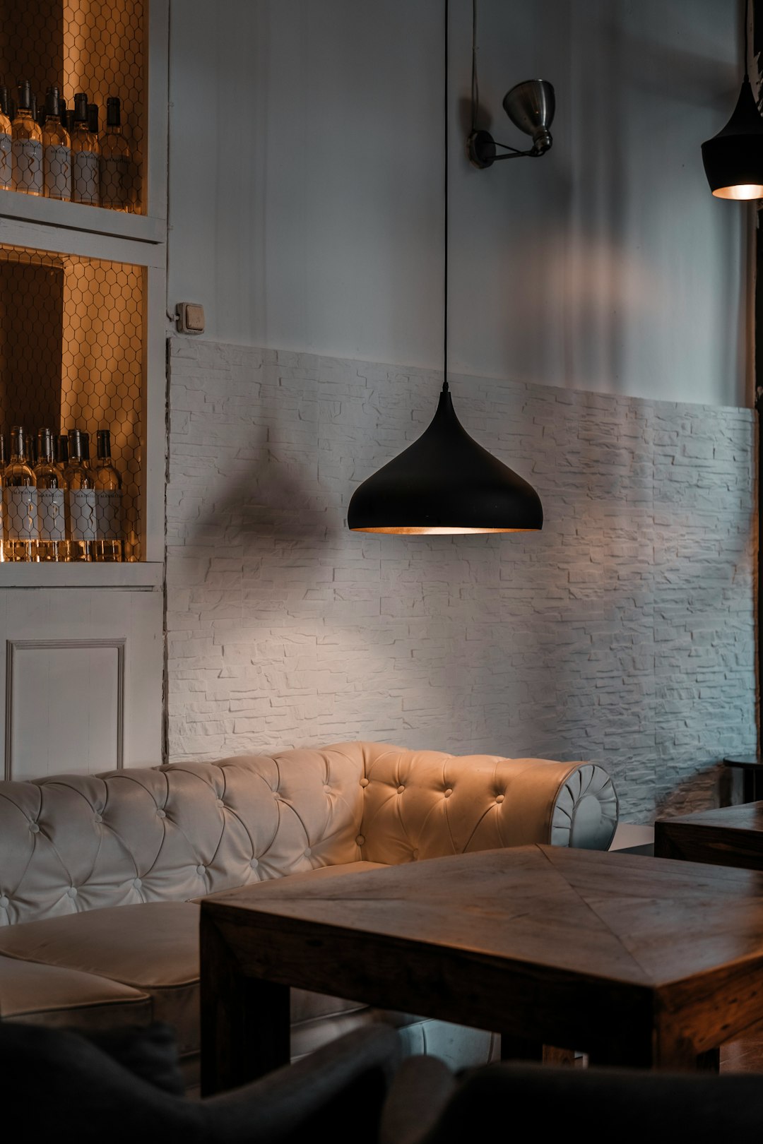 digital tufted-sofa-near-coffee-table-mnz7igrcel0